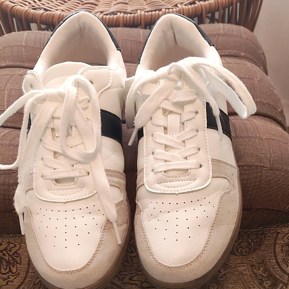 Universal Thread three color tennis shoes with memory foam